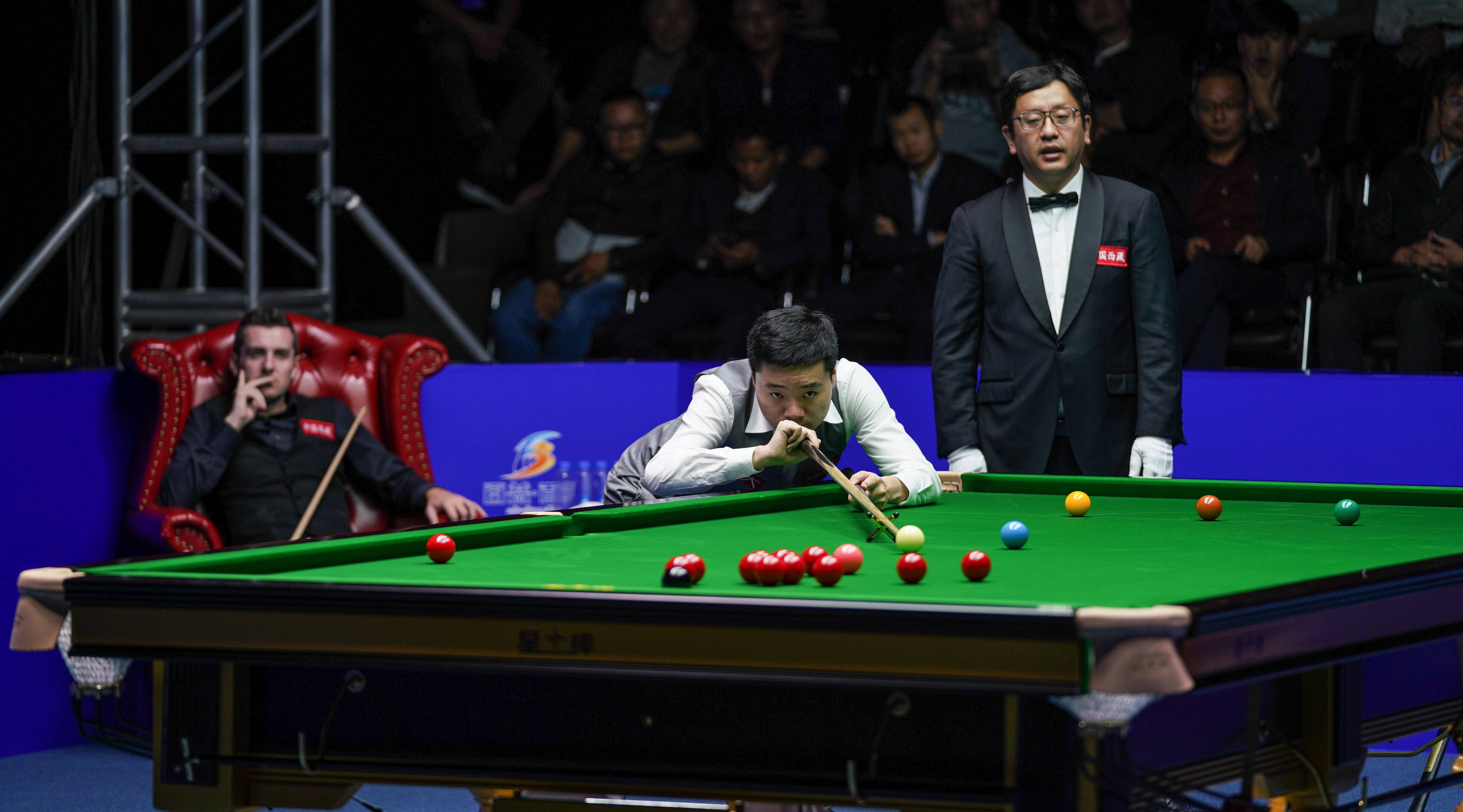 爱游戏官网-丁俊晖对阵巴黎展开拉锯大战，最终险胜对手的简单介绍