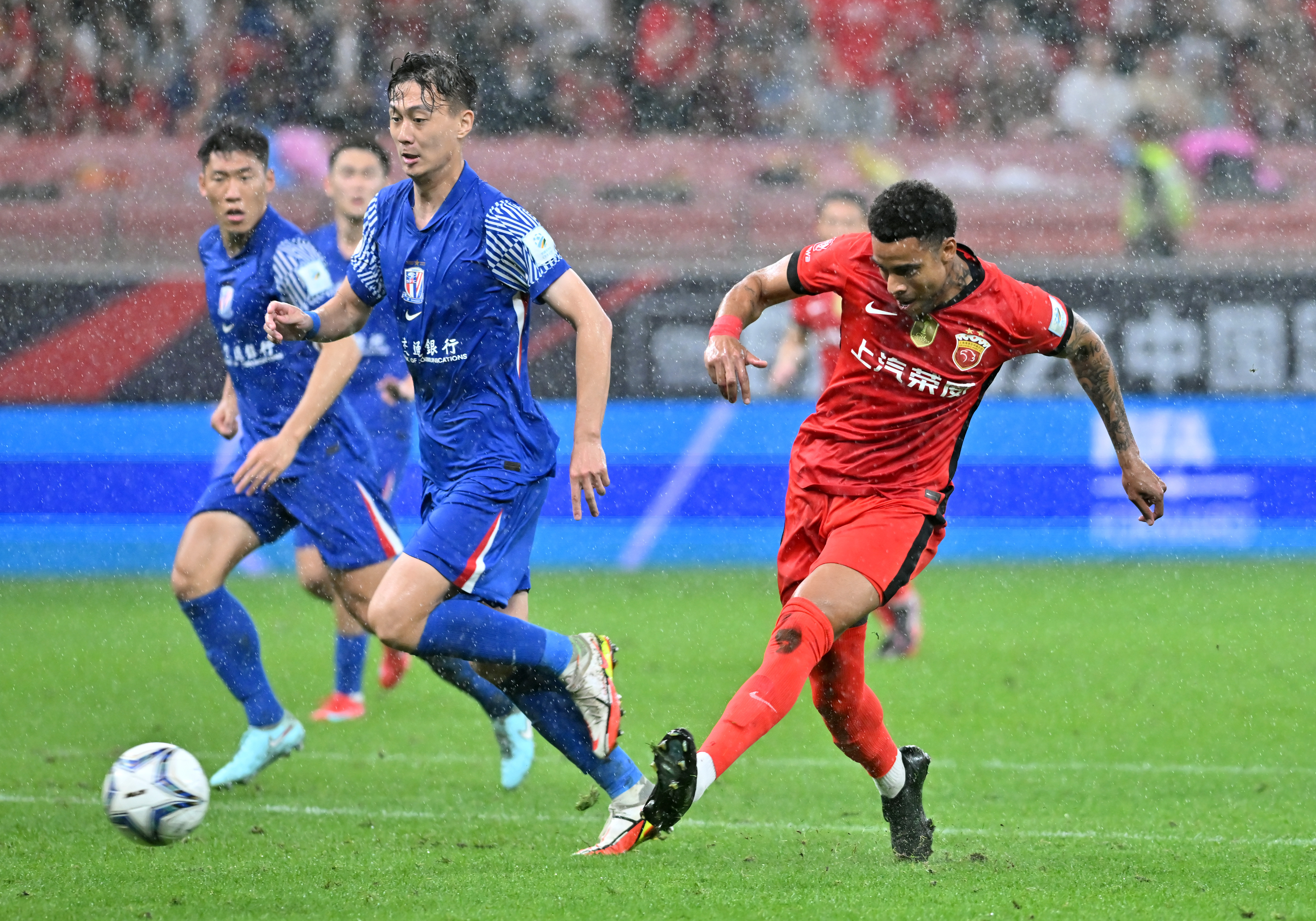 关于上海申花加时末段单刀错失，志在中超名次提升，更衣室稳定，团队化学反应显著的信息