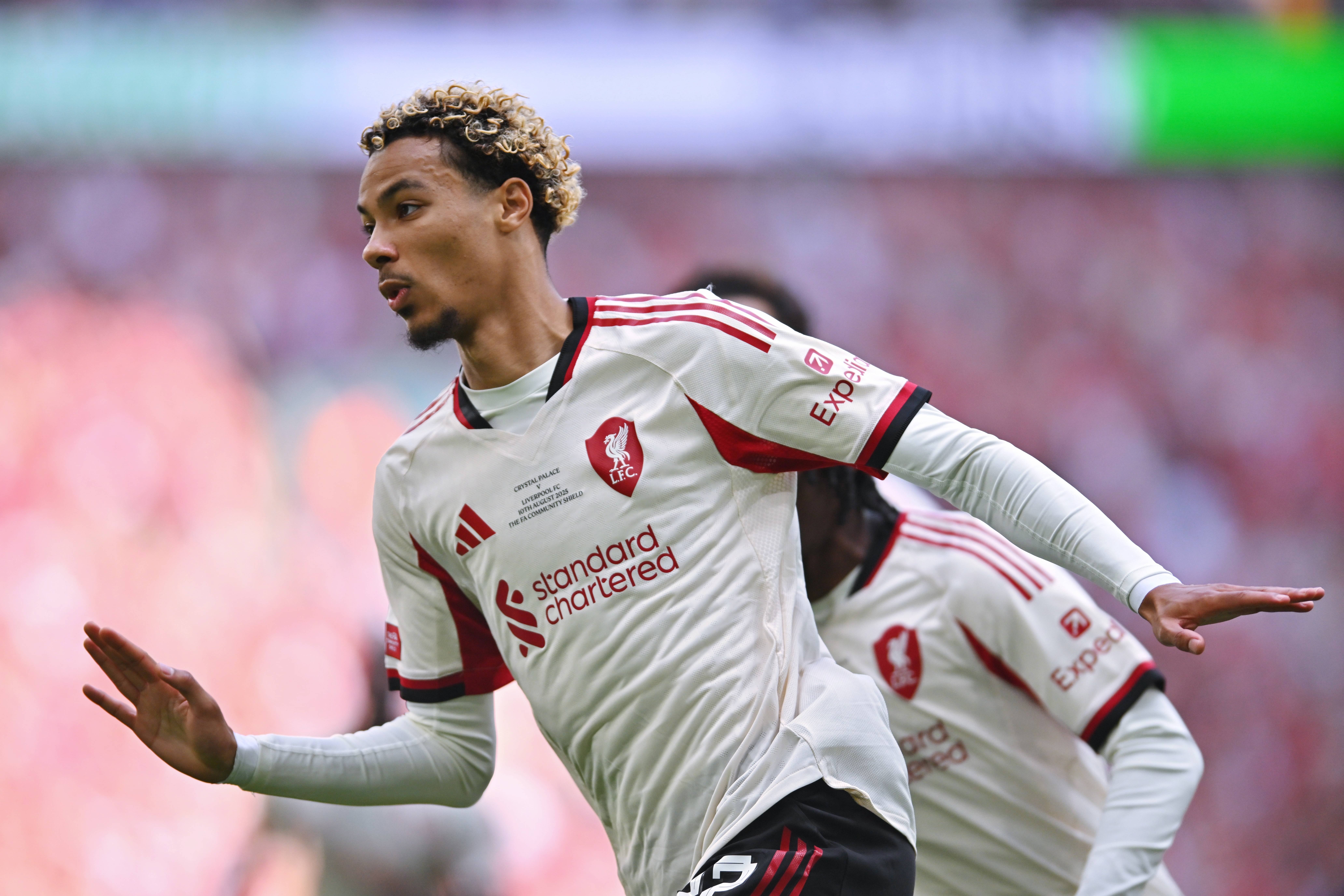 利物浦迎社区盾关键赛，集结日再遭质疑，引发热议，年轻球员得到机会的简单介绍